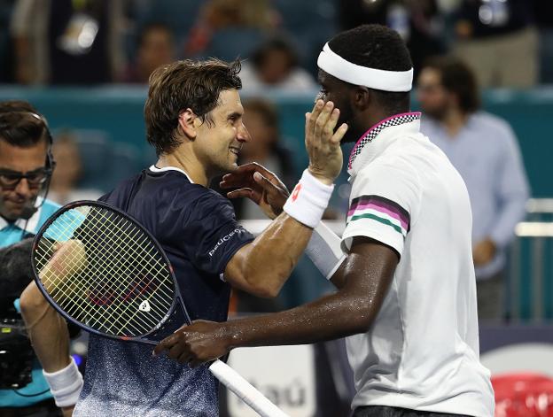 Ferrer felicita a Tiafoe tras el partido. 