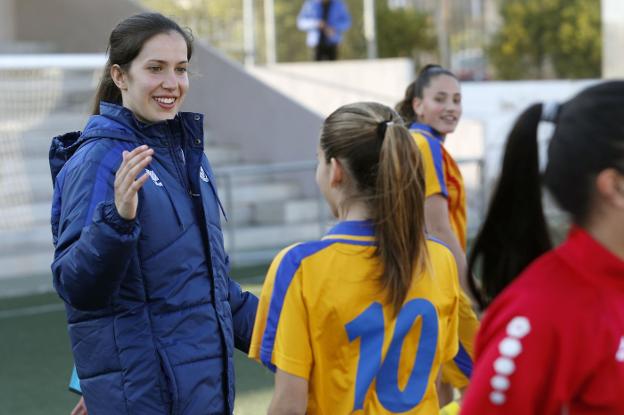 Andrea Esteban saluda ayer a las jugadoras de la Selección Valenciana sub-15, a las que entrenará en su nueva etapa. 