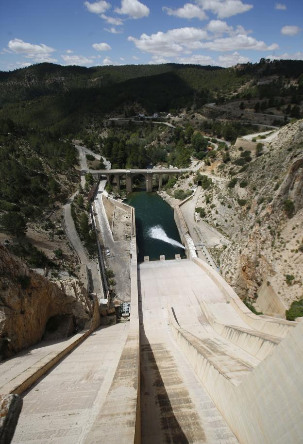 Vista parcial de la presa del embalse de Contreras. 