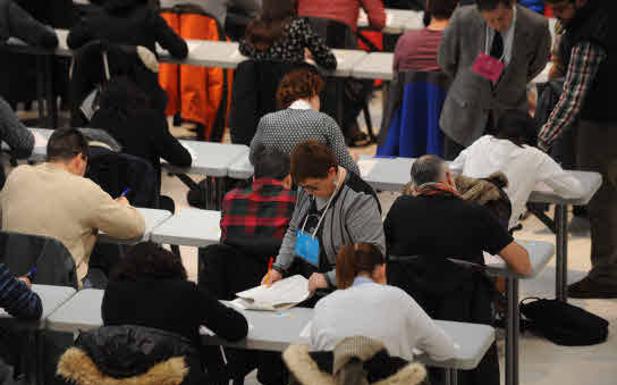 Candidatos realizando un examen para una administración pública. 