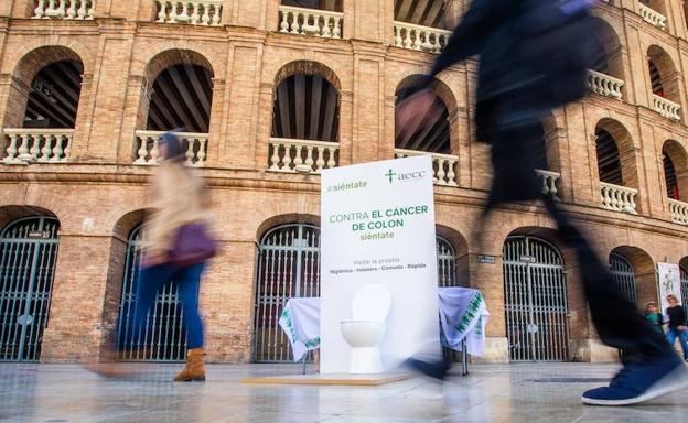 La AECC saca váteres a la calle para animar al 52% de valencianos que no se hace el test para prevenir el cáncer de colon