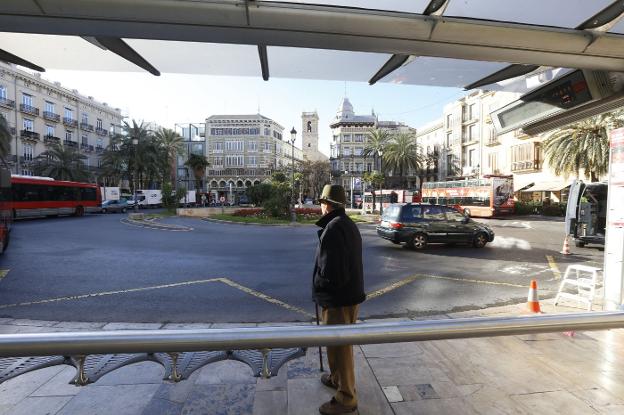 Una de las paradas de la EMT en la plaza de la Reina. 