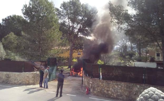 Cinco vecinos apagan un incendio en Villalonga y evitan una catástrofe forestal