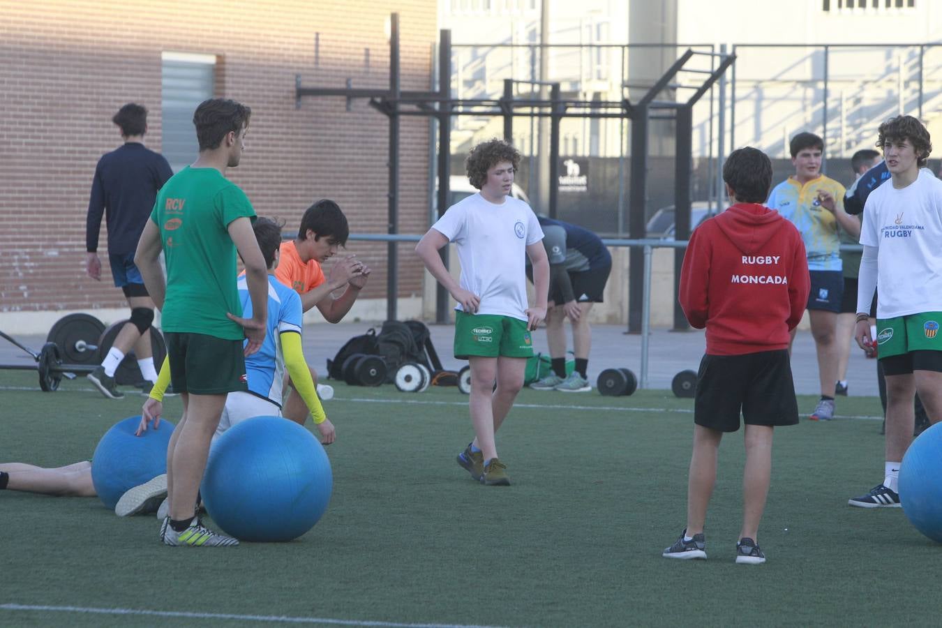 Un grupo de jóvenes, durante un entrenamiento ayer por la tarde en el polideportivo de Quatre Carreres. 