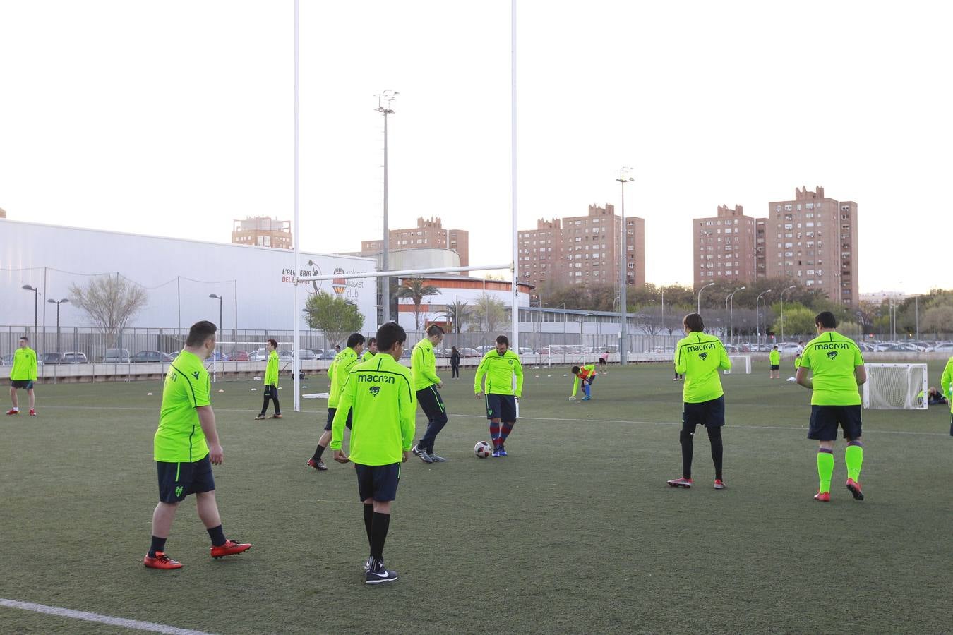 Un grupo de jóvenes, durante un entrenamiento ayer por la tarde en el polideportivo de Quatre Carreres. 
