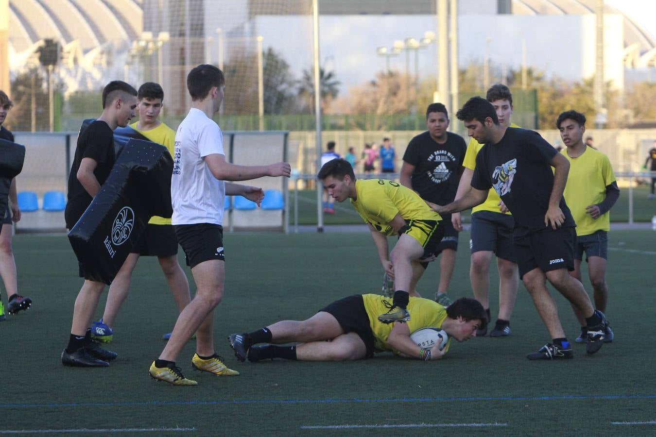 Un grupo de jóvenes, durante un entrenamiento ayer por la tarde en el polideportivo de Quatre Carreres. 