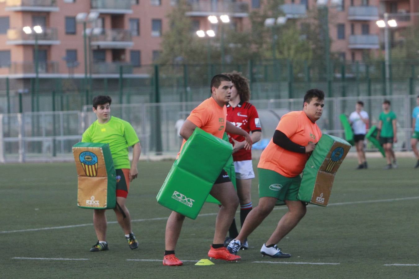 Un grupo de jóvenes, durante un entrenamiento ayer por la tarde en el polideportivo de Quatre Carreres. 