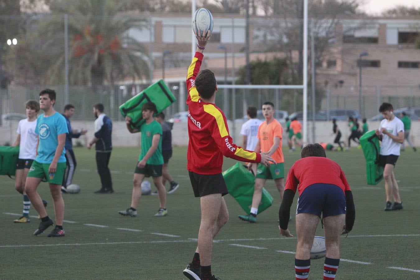 Un grupo de jóvenes, durante un entrenamiento ayer por la tarde en el polideportivo de Quatre Carreres. 