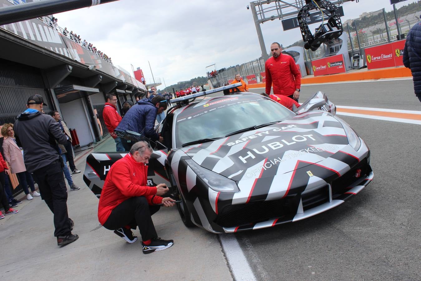 Una de las pruebas más esperadas del año por los aficionados del motor regresa a Cheste, donde se celebra la segunda cita de la Ferrari Challenge Europa