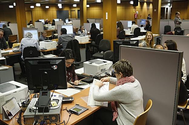 Una mujer realiza la declaración en una oficina de la Agencia Tributaria. 