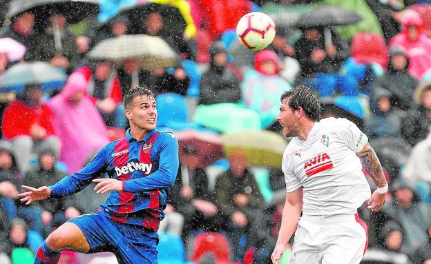 Róber Pier y Sergi Enrich pugnan por un balón aéreo durante el partido disputado ayer en el Ciutat de València.