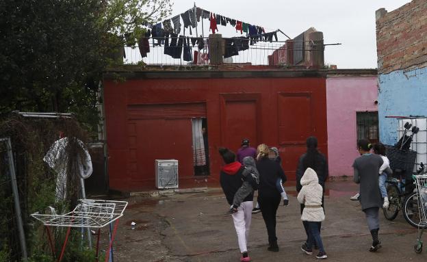 Varias mujeres acompañan y arropan a Romina en su duelo, ayer, a pocos metros de su casa y del lugar del atropello mortal de la pequeña. 