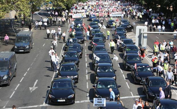 Imagen de archivo de una manifestación de conductores de coches de alquiler con conductor.