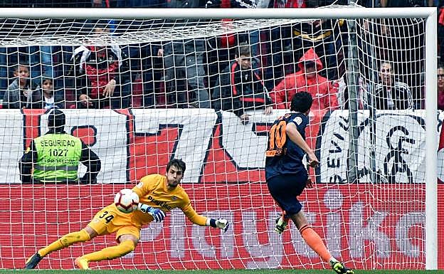 Javier Díaz, debutante con el Sevilla, hizo la mejor parada de la jornada. 