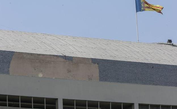 Imagen de la fachada tras la caída del trencadís, antes de que colocaran la valla para evitar desprendimientos. 