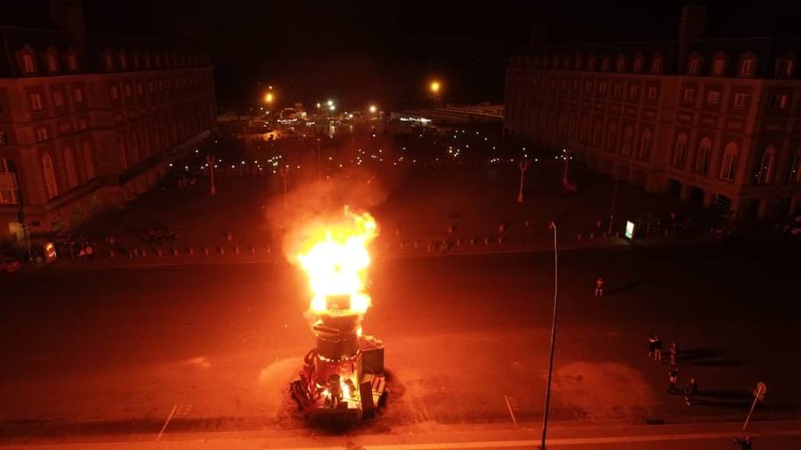 La localidad argentina de Mar del Plata ha celebrado este año su 65ª fiesta fallera. Los actos falleros, organizados por parte de la Unión Regional Valenciana, empezaron el 2 de enero con la apertura del puesto de venta de comida tradicional valenciana como paella y buñuelos. El 22 de marzo se plantó la falla hecha completamente por el artista fallero local Adrián José Más y este sábado 30 de marzo se celebró la cremà de la falla, un evento multitudinario que congrega a miles de personas para disfrutar de la fiesta valenciana de las Fallas.