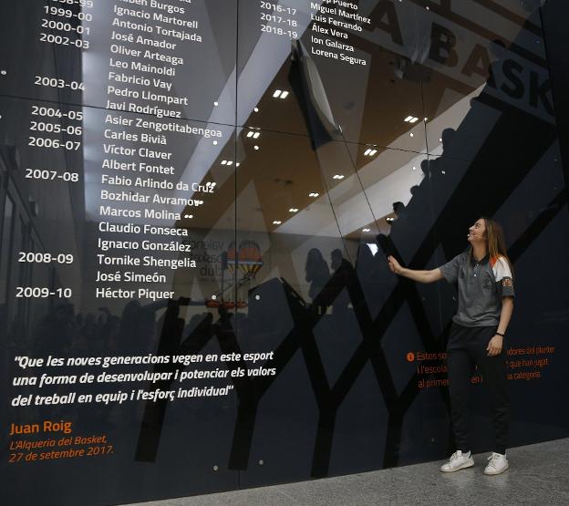 Lorena Segura descubre su nombre en el Mur. 