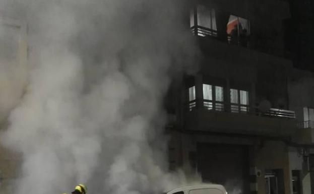 Los bomberos sofocan un incendio en una furgoneta en Benissa antes de que se propague a un edificio