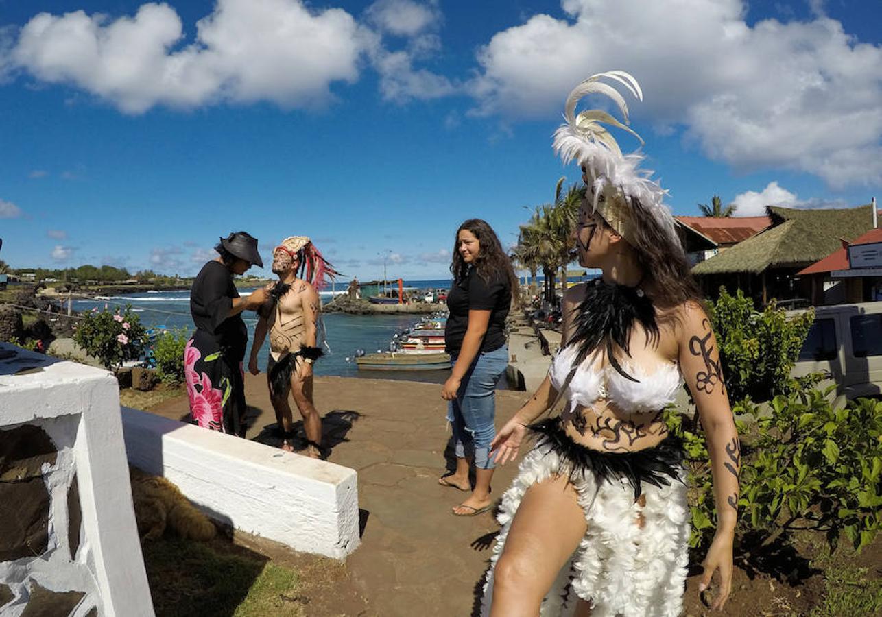 El aumento de visitantes ha llevado al grupo étnico Rapa Nui a establecer una ley que regula el tiempo de permanencia de los visitantes, orientada a proteger el medio ambiente y los sitios arqueológicos.