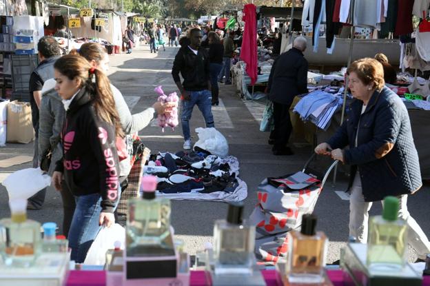 Mercadillo semanal del mercado de Castilla, junto a la avenida del Cid. 