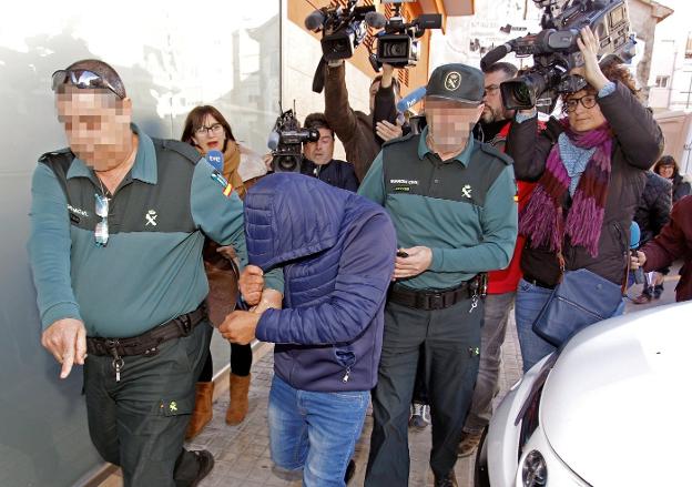 La Guardia Civil traslada a uno de los detenidos por la violación de Callosa al juzgado de La Vila Joiosa. 