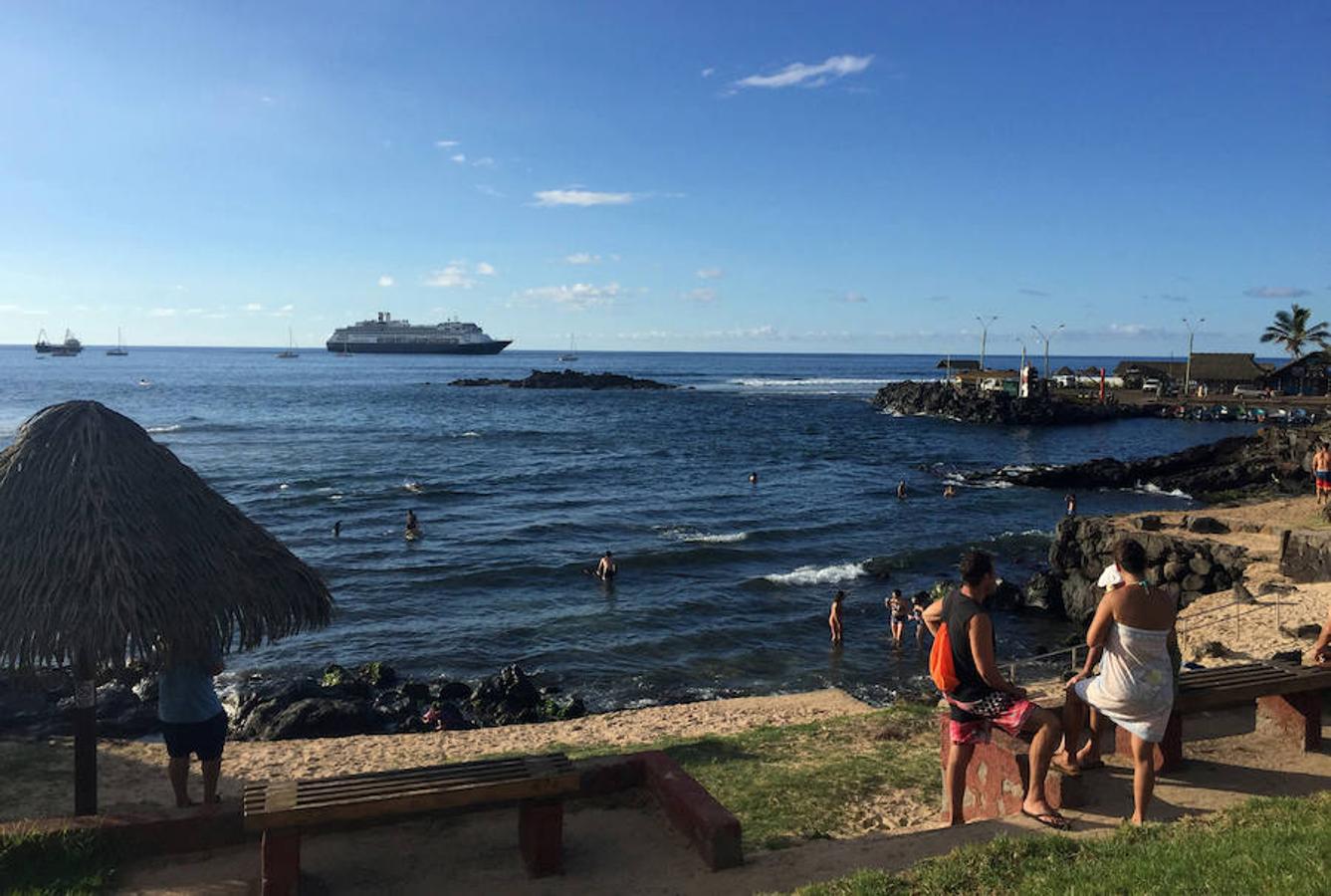 El buceador polinesio ha nadado en estas aguas durante toda su vida, pero recientemente se ha visto obligado a usar traje de baño ya que las temperaturas han descendido en la isla, que se encuentra aislada a unos 3.700 kilómetros al oeste de Chile continental. Las aguas frías de los últimos años se explican mediante estudios climáticos que aseguran que, a diferencia de otras partes del planeta, esta parte del Océano Pacífico el agua se va a enfriar a una velocidad cercana a 0,27 grados por década.