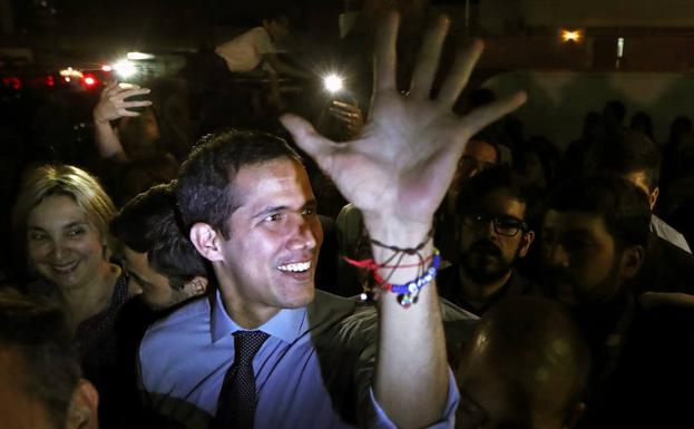 Juan Guaidó saluda, el pasado martes, en Caracas.