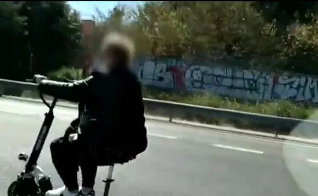 Esta mujer fue cazada circulando en patinete y con auriculares por una autovía en Valencia.