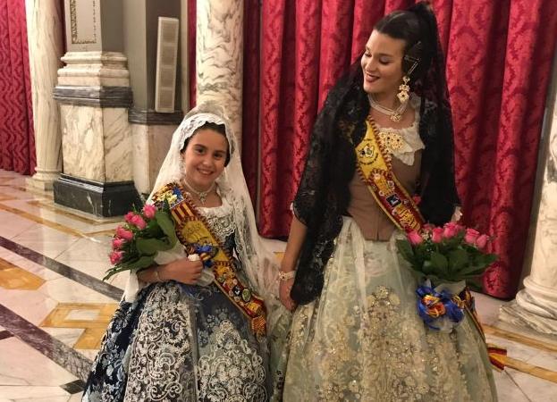 Jimena Escudero (izquierda) y Mar Sánchez, las falleras mayores de El Toro antes de participar en la ofrenda de flores de las Fallas de Valencia.