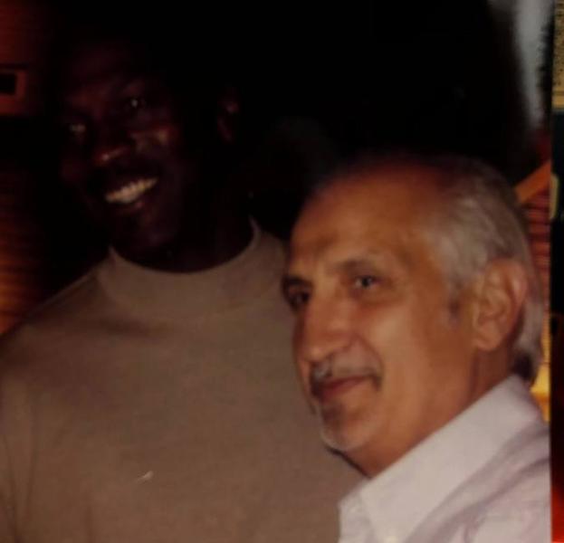 Pipo Arnau (d) junto a Michael Jordan.