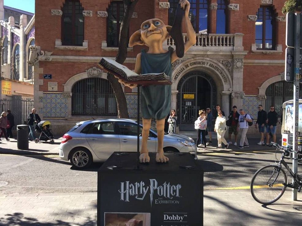 Réplicas a gran escala de piezas y personajes icónicos de las películas de Harry Potter han aparecido en Valencia.  Descubre dónde están y gana un premio .