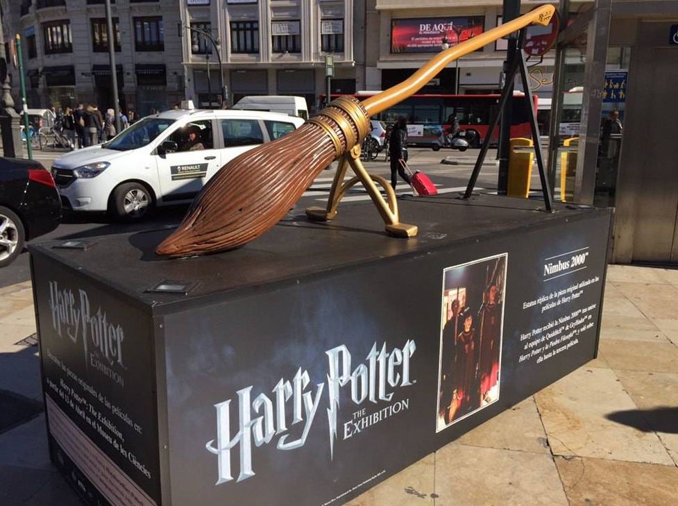 Réplicas a gran escala de piezas y personajes icónicos de las películas de Harry Potter han aparecido en Valencia.  Descubre dónde están y gana un premio .