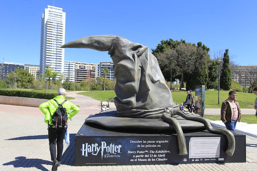 Réplicas a gran escala de piezas y personajes icónicos de las películas de Harry Potter han aparecido en Valencia.  Descubre dónde están y gana un premio .