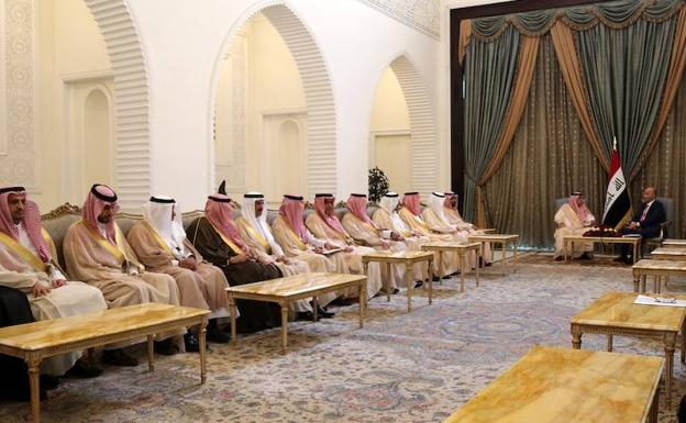 El presidente iraquí, Barham Salih (c-d), se reúne con miembros de la delegación saudí, encabezada por el ministro saudí de Comercio e Inversiones, Majid Al Qassabi. 