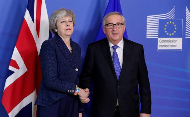 El presidente de la Comisión Europea, Jean-Claude Juncker, y la primera ministra británica, Theresa May.