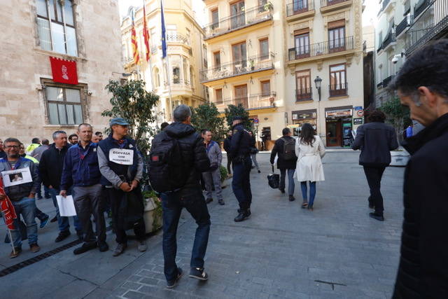 La vicepresidenta tiene un duro cruce de palabras con miembros de la empresa pública provincial: «Me da igual que seáis de izquierdas o de derechas. Pido respeto»