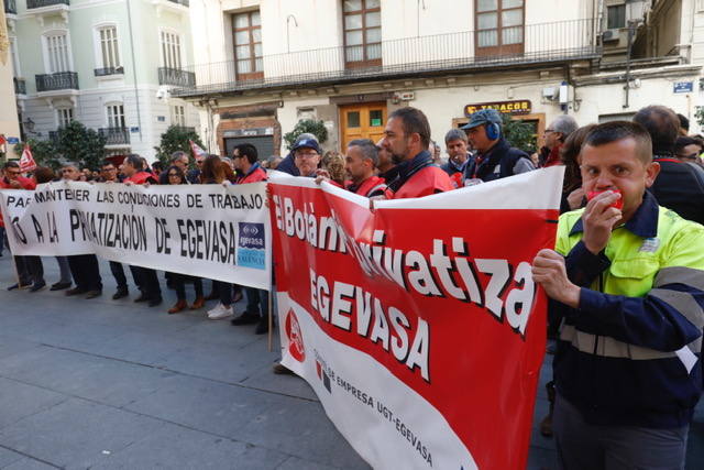 La vicepresidenta tiene un duro cruce de palabras con miembros de la empresa pública provincial: «Me da igual que seáis de izquierdas o de derechas. Pido respeto»