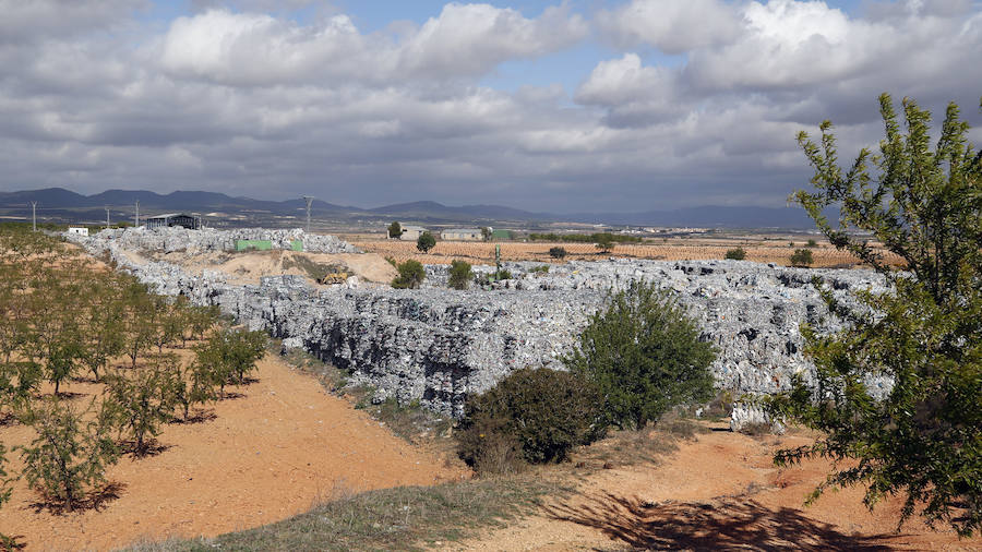 Fotos: Fotos de la planta que almacena 43.000 toneladas de residuos en Utiel