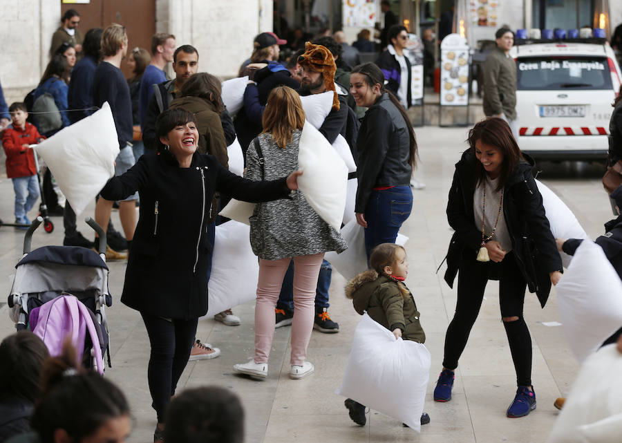 La lluvia no ha sido impedimento para la tradicional guerra de almohadas que se organiza en la plaza de la Virgen, que va ya por la duodécima edición. Pese a la intensidad de la precipitación en algunos momentos, que obligó a los participantes a refugiarse en la puerta de los Apóstoles, la cita se ha celebrado sin sobresaltos y con grandes dosis de diversión. Entre los asistentes se han visto personas en pijama y disfraces.