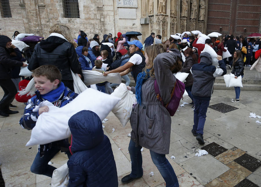 La lluvia no ha sido impedimento para la tradicional guerra de almohadas que se organiza en la plaza de la Virgen, que va ya por la duodécima edición. Pese a la intensidad de la precipitación en algunos momentos, que obligó a los participantes a refugiarse en la puerta de los Apóstoles, la cita se ha celebrado sin sobresaltos y con grandes dosis de diversión. Entre los asistentes se han visto personas en pijama y disfraces.