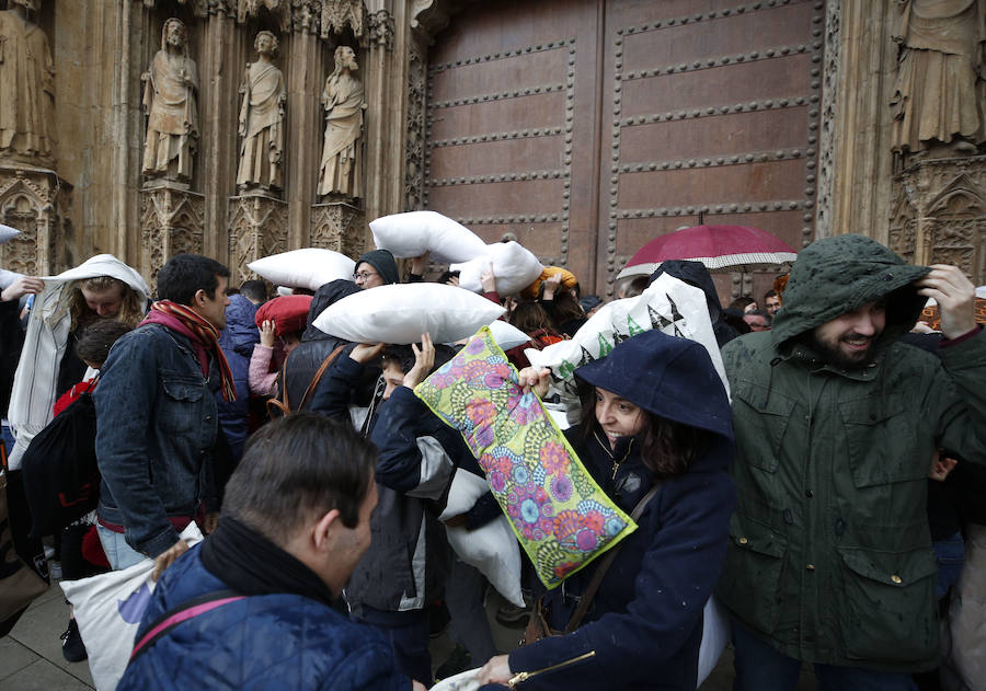 La lluvia no ha sido impedimento para la tradicional guerra de almohadas que se organiza en la plaza de la Virgen, que va ya por la duodécima edición. Pese a la intensidad de la precipitación en algunos momentos, que obligó a los participantes a refugiarse en la puerta de los Apóstoles, la cita se ha celebrado sin sobresaltos y con grandes dosis de diversión. Entre los asistentes se han visto personas en pijama y disfraces.