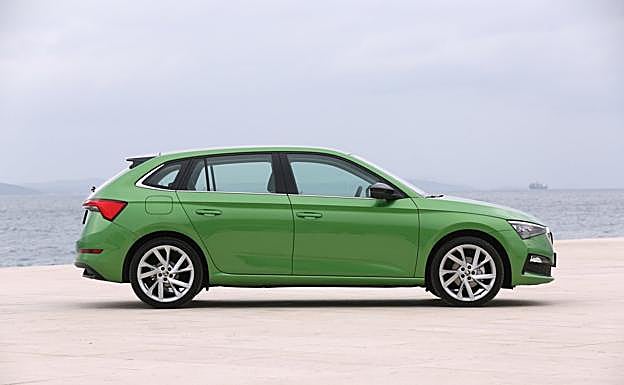 Tiene una longitud de 4,3 metros, una anchura de 1,8 y una altura de 1,5.