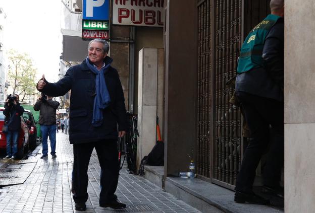 Corbín, optimista al entrar en su despacho durante el registro de la UCO. 