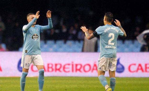 Iago Aspas y Hugo Mallo, celebran uno de los goles del Celta.