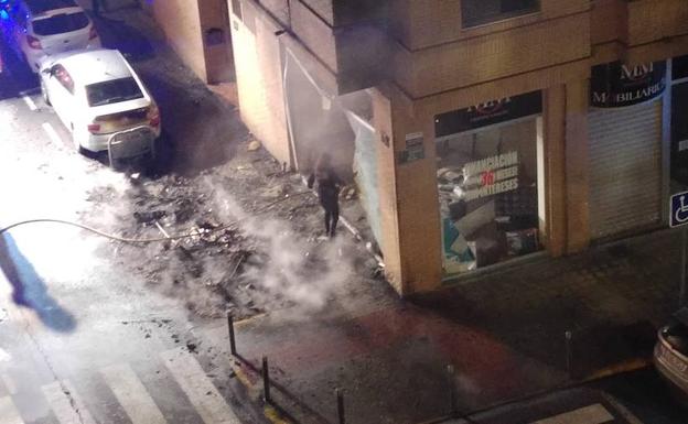 Un incendio afecta a varios coches y pisos en Mislata