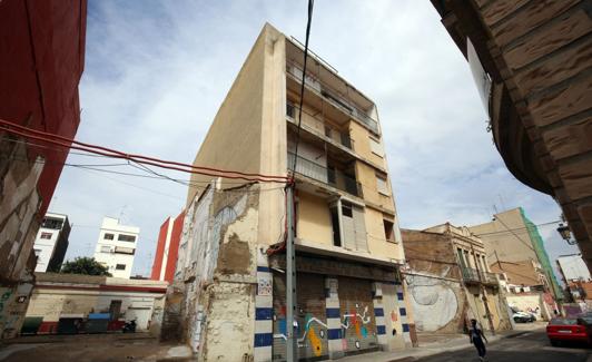 Edificio en la calle Escalante, 100, pendiente de derribo. 