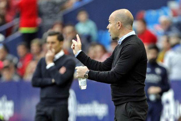 Paco López da instrucciones, ayer en Orriols. 