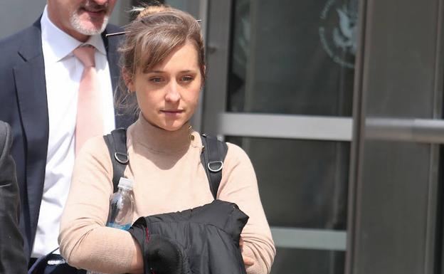 Allison Mack llega al juzgado. 