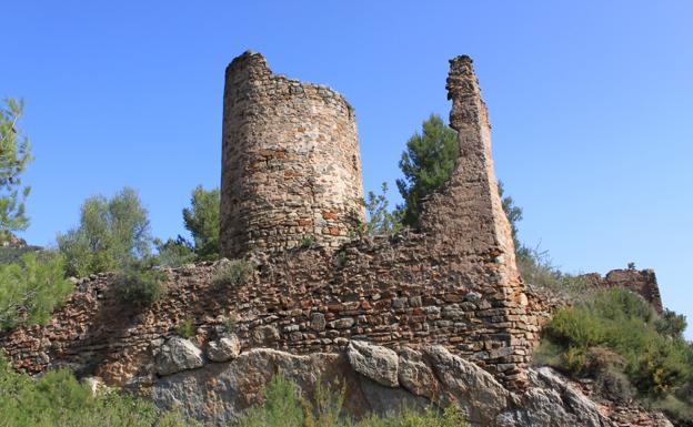 Ruinas del Castillo de Benalí en Aín, Castellón.