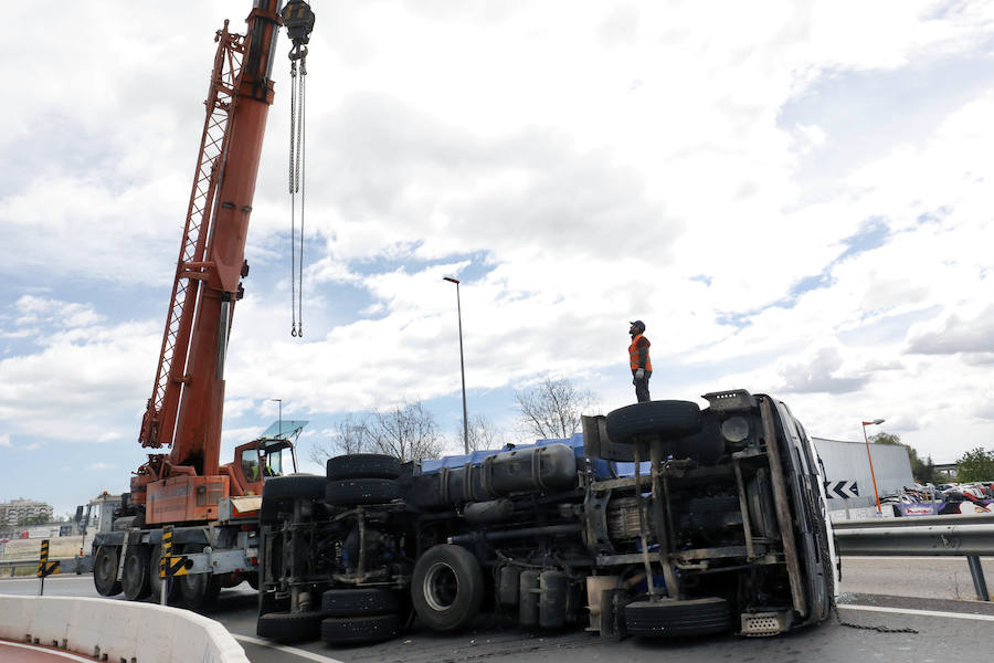 Circulaba en sentido hacia el puerto de Valencia y ha tomado la salida hacia la CV-36, donde se ha producido el accidente